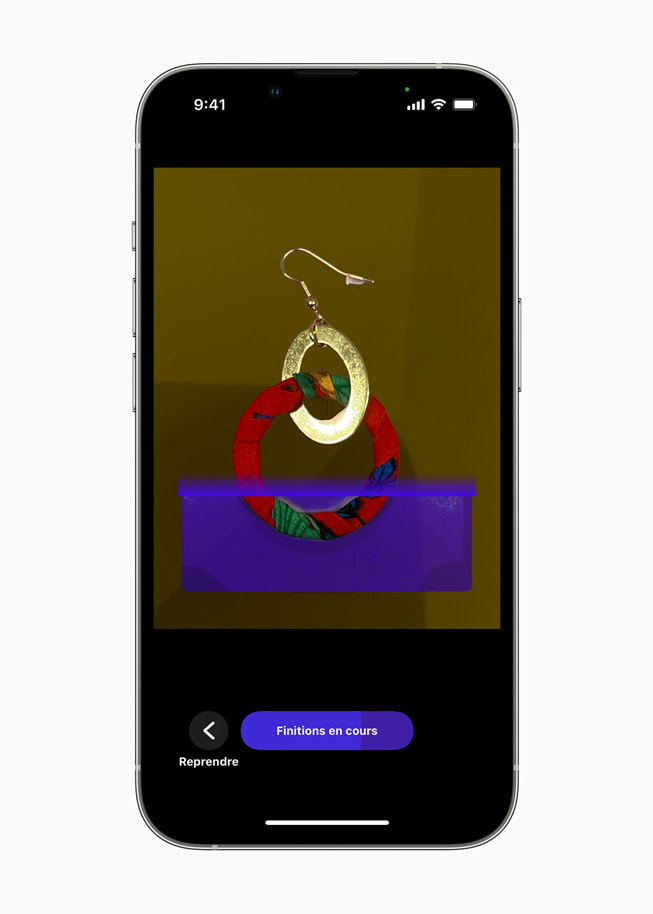 La fonctionnalité des finitions PhotoRoom sur un iPhone 13 Pro.