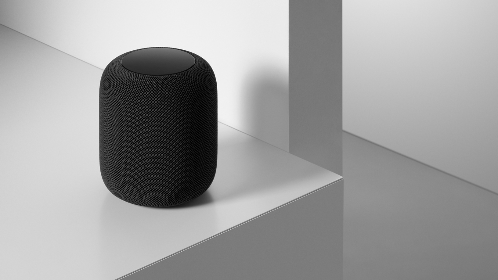 Sur la table, un HomePod gris sidéral.