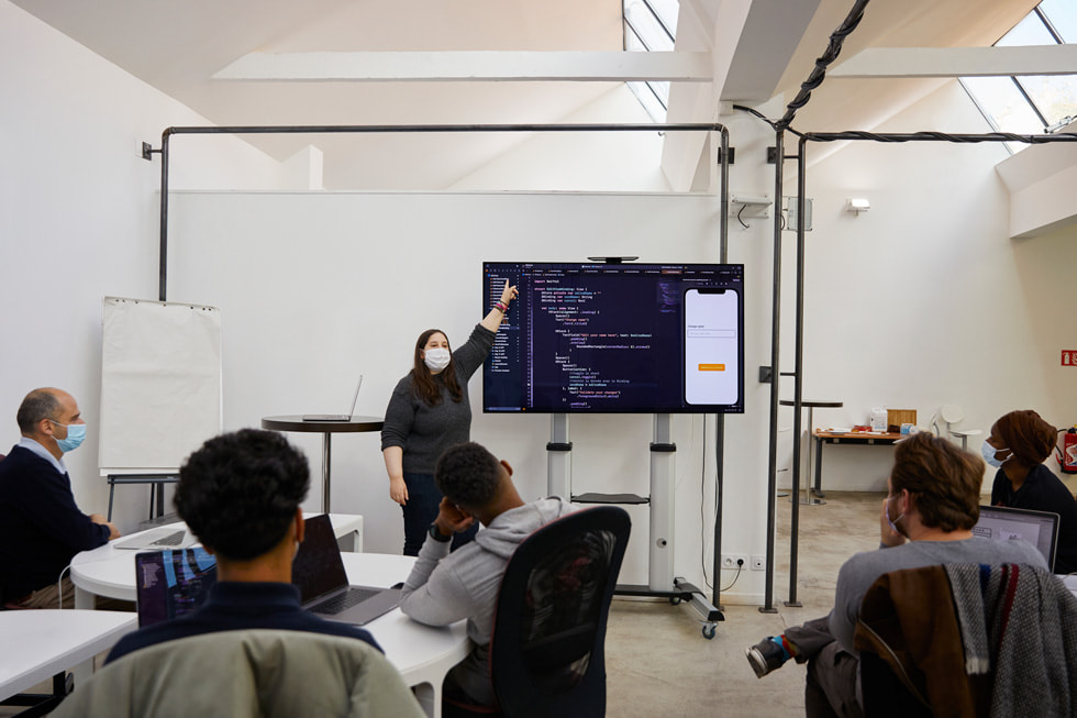 Un formateur de l’Apple Foundation Program apprend le code à une classe d’apprenants.