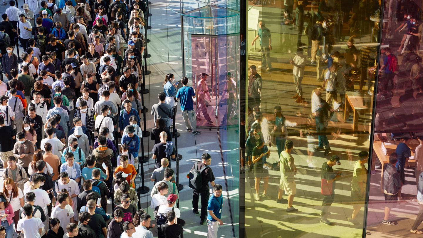 An overhead view of the crowd outside Apple Sanlitun.