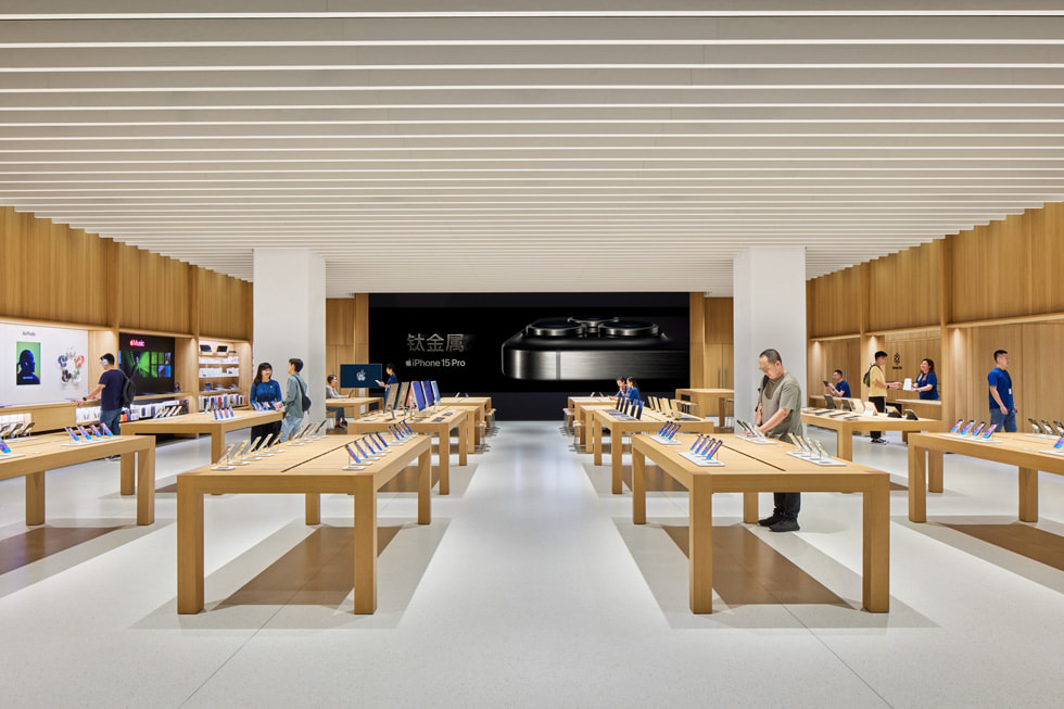 Team members speak with customers inside Apple MixC Wenzhou.