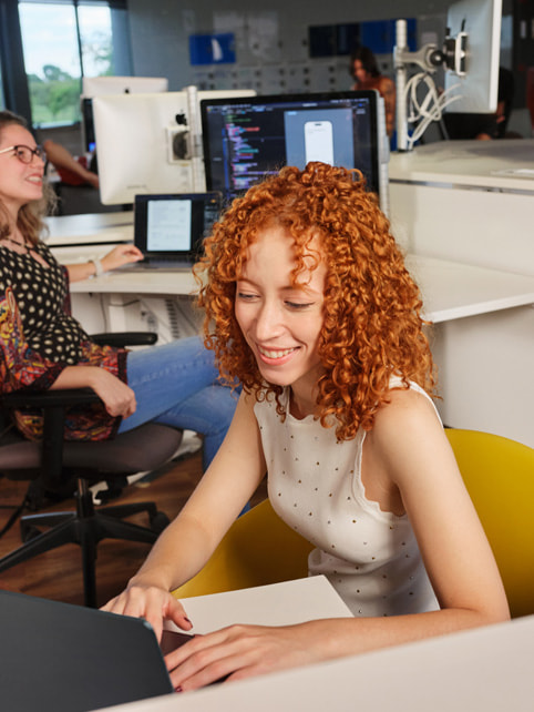 Julia de Mato usa um MacBook Pro na Apple Developer Academy em Brasília. 