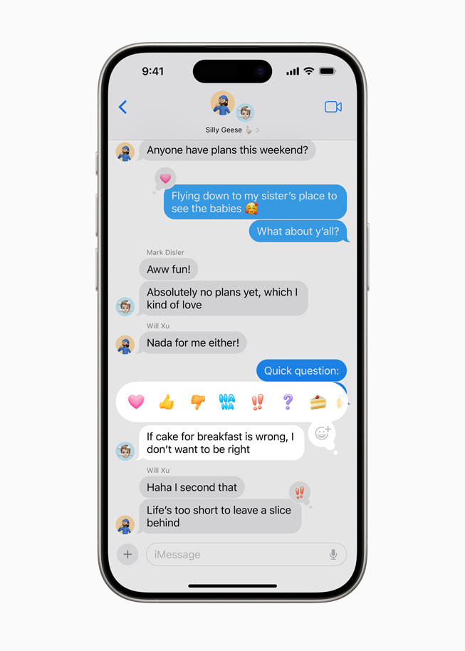 iMessageでハート、いいね、よくないね、笑、!!、?、ケーキの絵文字などのTapbackのオプションが表示されているiPhone 15 Pro。