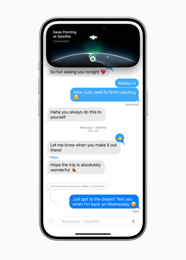 Dynamic Islandに衛星の画像のあるiMessageのテキスト会話と「Keep Pointing at Satellite… Connected」という語句が表示されているiPhone 15 Pro。