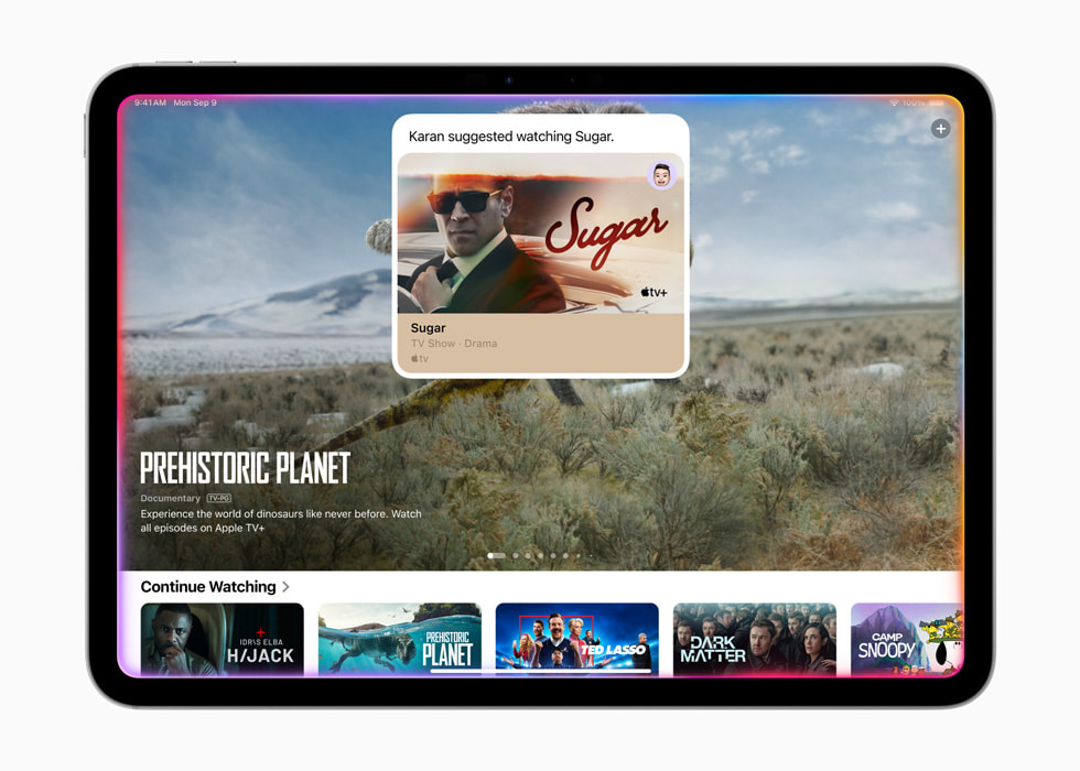 Siri che compie azioni nell’app Apple TV+.