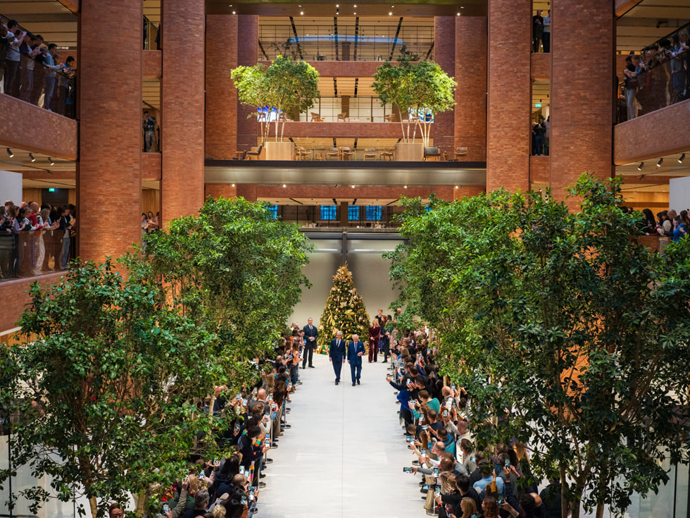 Una foto panorámica del interior de Battersea Power Station.
