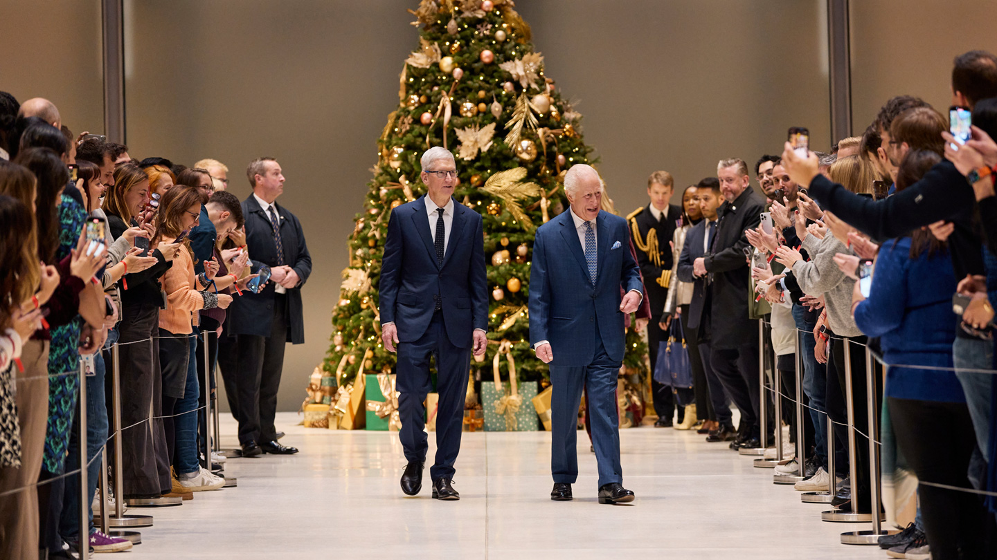 Foto del interior del atrio de la oficina de Apple en Battersea, con Tim Cook, el Rey Carlos y miembros del equipo de Apple.
