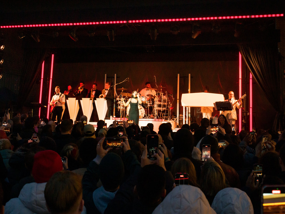 La galardonada artista británica RAYE presenta canciones navideñas ante la comunidad local.