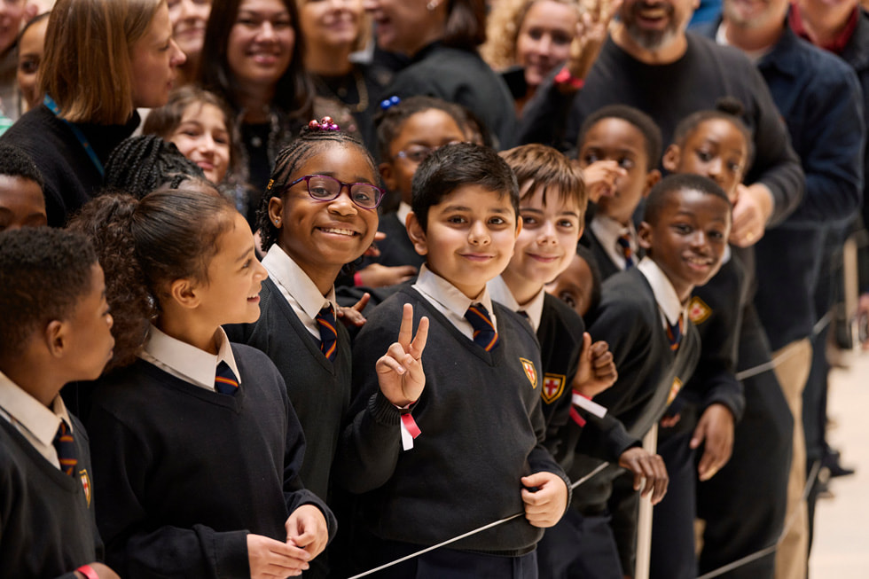 Estudiantes de la escuela primaria St. George sonríen y posan durante su visita a Battersea Power Station.