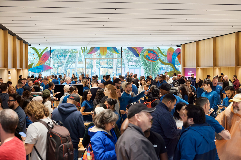 Customers and team members pack Apple Miami Worldcenter.