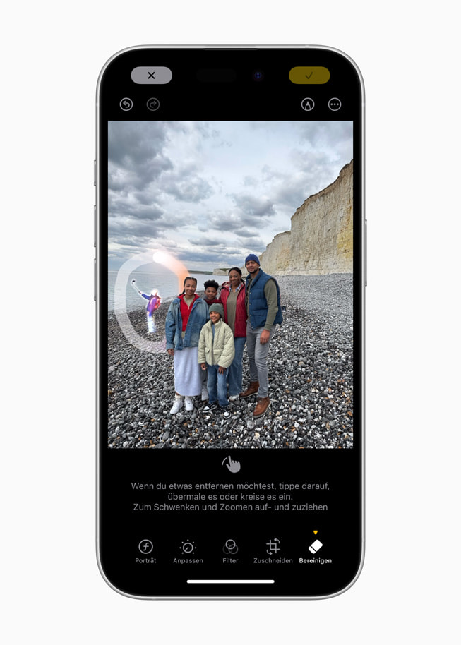 Die Nutzung von Bereinigen, bei der eine Person im Hintergrund eines Fotos entfernt wird, auf einem iPhone 16.
