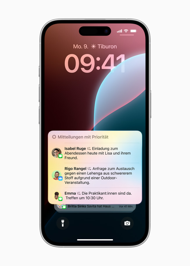 Ein iPhone 16 mit einer Liste an Priorisierten Mitteilungen, darunter eine Einladung zum Abendessen, eine Instacart-Bestellung und ein Meeting. 
  
