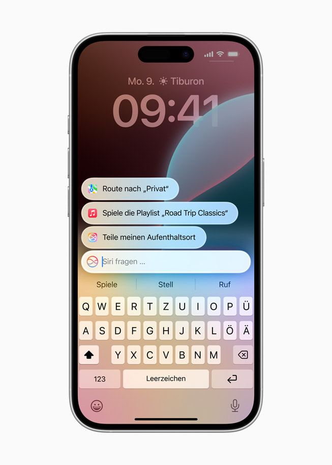 Siri Bildschirm mit Prompts, um Wegbeschreibungen nach Hause zu erhalten, Musik abzuspielen und eine voraussichtliche Ankunftszeit mit einem Kontakt zu teilen auf einem iPhone 16.