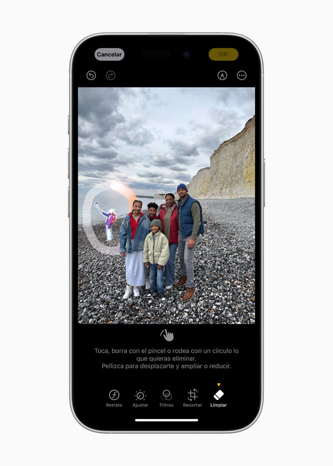 Un iPhone 16 muestra cómo se quita a una persona del fondo de una foto con Limpiar.