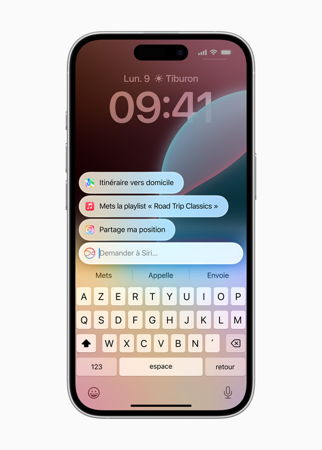 L’iPhone 16 affiche une fenêtre Siri avec des requêtes prédéfinies pour obtenir l’itinéraire jusqu’au domicile, écouter de la musique et partager l’heure d’arrivée avec un contact.