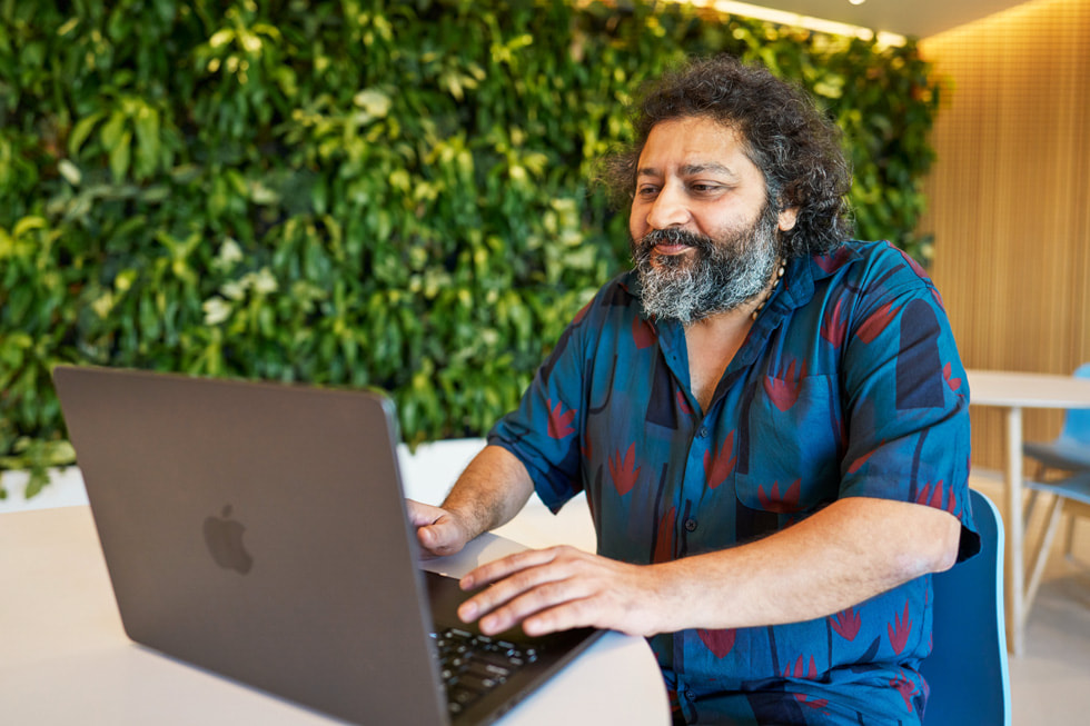 Mentor Lijo Jose Pellissery uses MacBook Pro to review Kovarty.