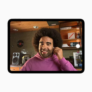 Ein Bild mit einer Person, die AirPods trägt.