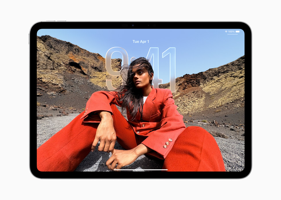 The new Lock Screen experience in iPadOS 26 with Liquid Glass.