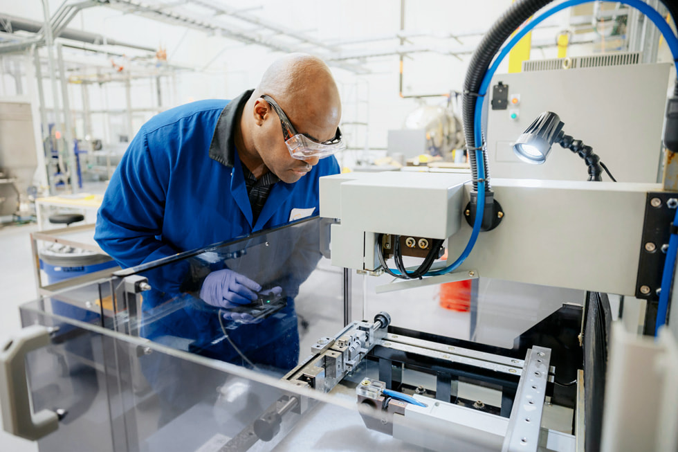 Imagen de un trabajador en la fábrica de MP Materials.