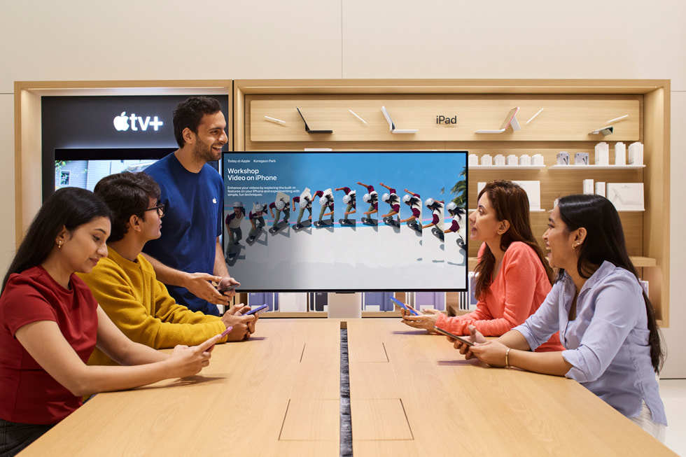 A team member presents a Today at Apple session at Apple Koregaon Park.