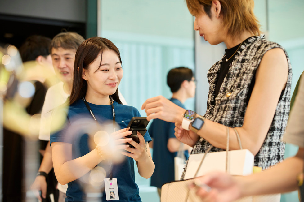 A team member is shown helping a customer who’s trying on Apple Watch at Apple Ginza.