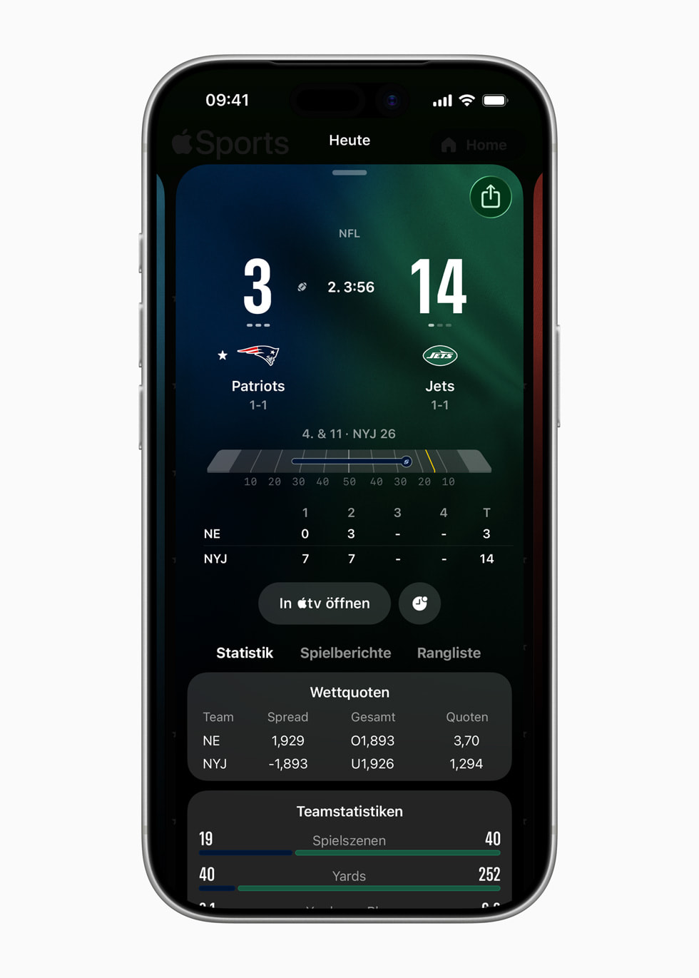 Ein iPhone 17 Pro mit einem Apple Sports Screen mit einem NFL-Spiel, für das der Live-Spielstand sowie Wettquoten und Mannschaftsstatistiken angezeigt werden.