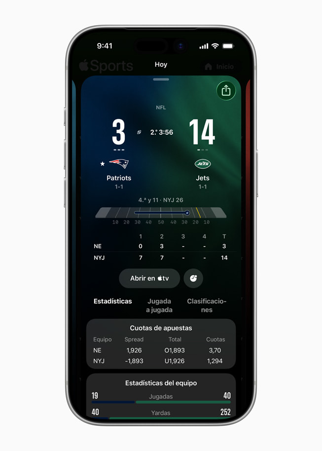 Un iPhone 17 Pro muestra una pantalla de Apple Sports, donde se ve un partido de la NFL con marcador en directo, cuotas de apuestas y estadísticas de los equipos.