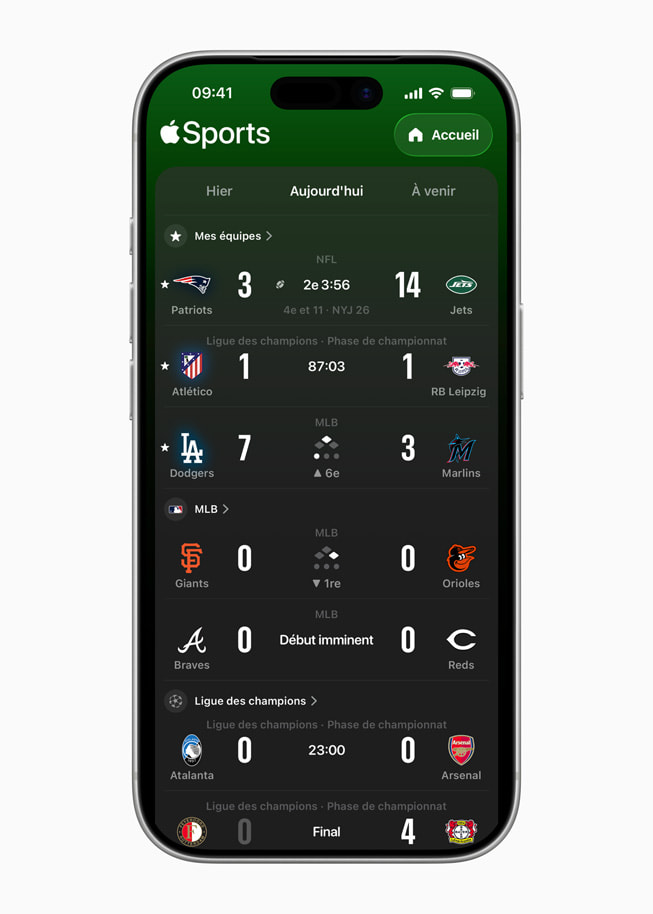 Un iPhone 17 Pro avec l’app Apple Sports affichant divers matchs dans différentes ligues. 