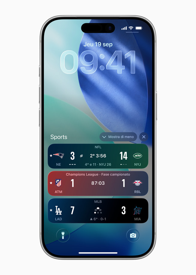 iPhone 17 Pro che mostra vari risultati in diversi campionati sportivi mostrati sulla schermata di blocco.