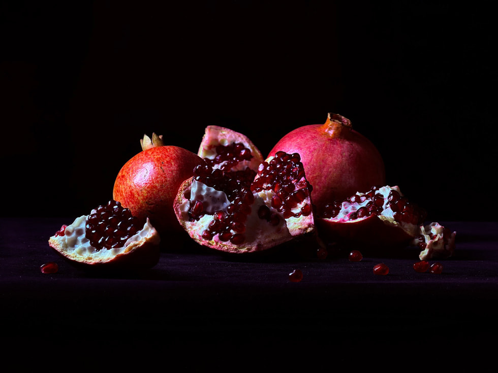 一顆石榴和石榴籽的細節特寫，以 iPhone 17 Pro 拍攝。