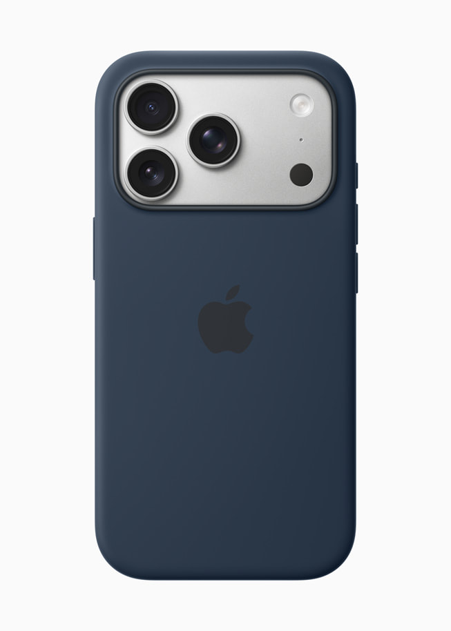 iPhone 17 Pro 搭配午夜色矽膠保護殼展示。