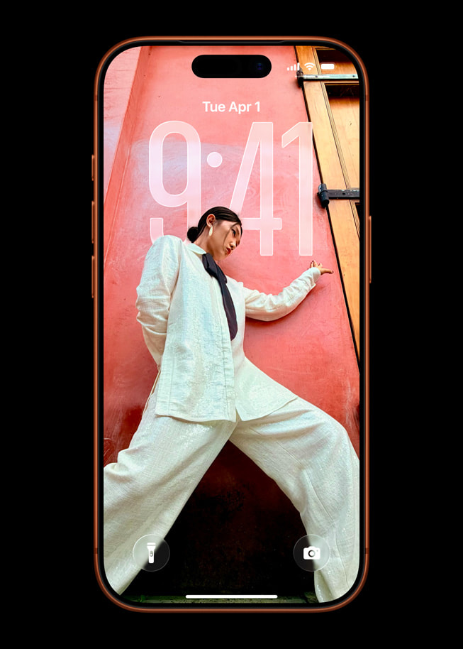 iPhone 17 Pro 顯示 iOS 26 的「鎖定畫面」。