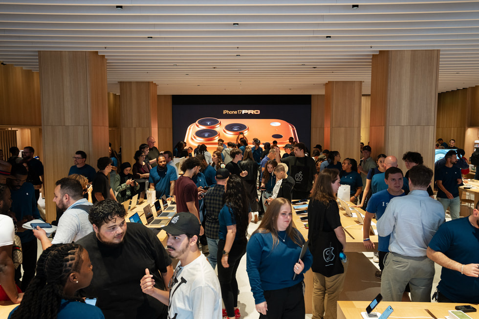 A view of customers shopping and team members assisting them at Apple Downtown Detroit.
