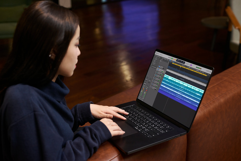MONICA ทำเพลงด้วย Logic Pro บน MacBook Pro