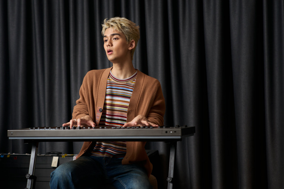 TIGGER เล่นคีย์บอร์ดในสตูดิโอเพลง