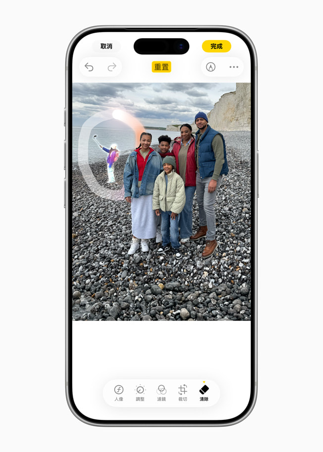 iPhone 顯示「照片」app 中的「清除」工具。
