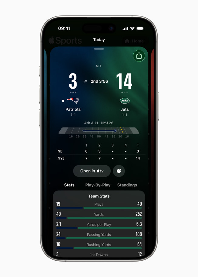 Een iPhone 17 Pro met een scherm van Apple Sports, waarop een NFL-wedstrijd wordt weergegeven met live score en teamstatistieken.