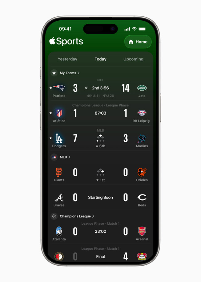 iPhone 17 Pro met een scherm van Apple Sports waarop diverse wedstrijden diverse competities worden weergegeven.