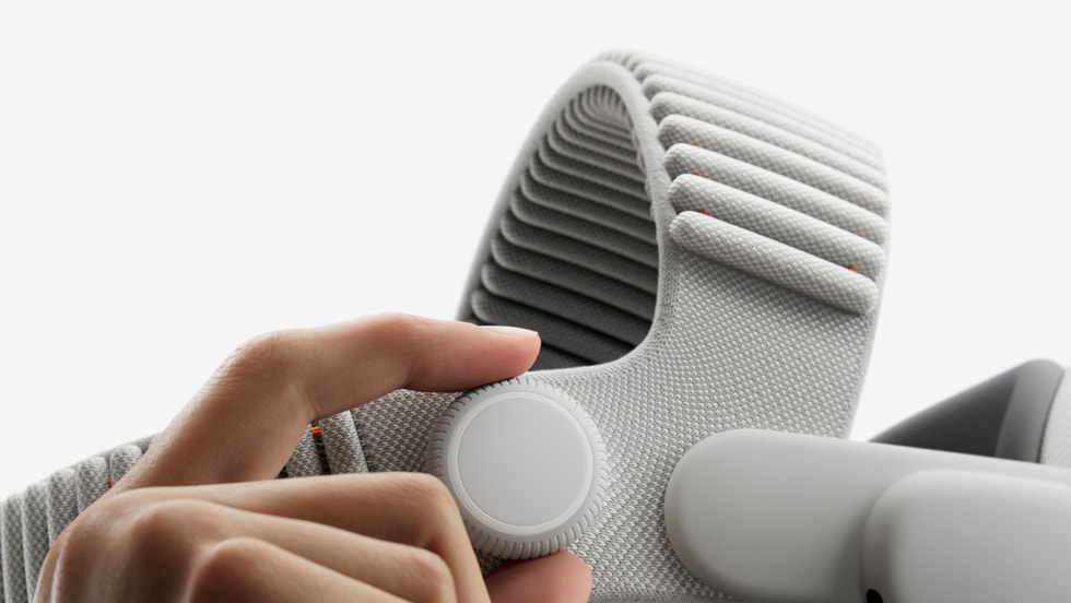 듀얼 니트 밴드의 핏 다이얼을 조절하는 사람의 모습.