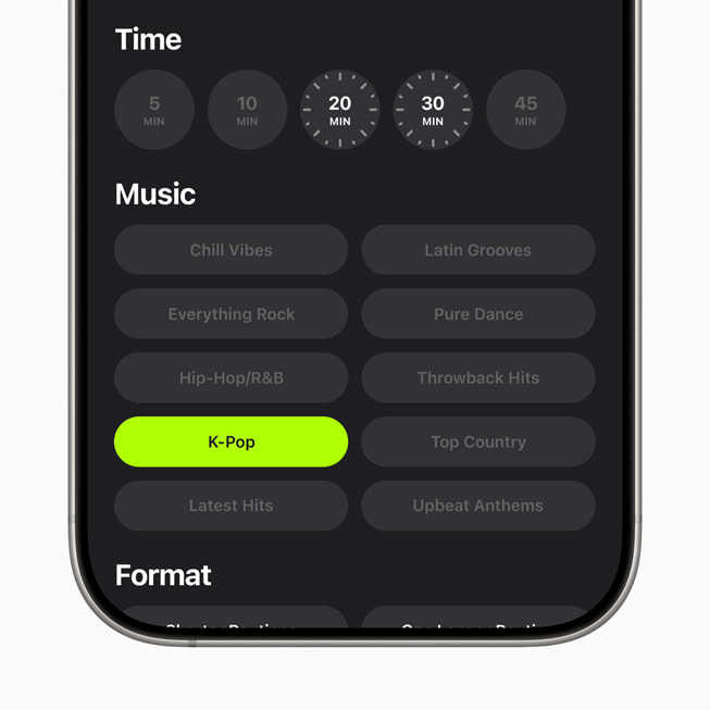 Acercamiento al iPhone 17 Pro de un usuario con Apple Fitness+ y el nuevo género K-Pop en la pantalla.
