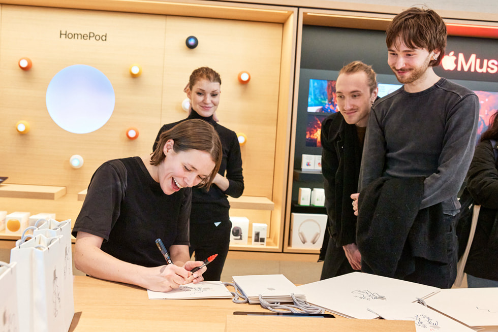 An illustration by Catherine Potvin on an Apple Store bag at Apple Sainte-Catherine.
