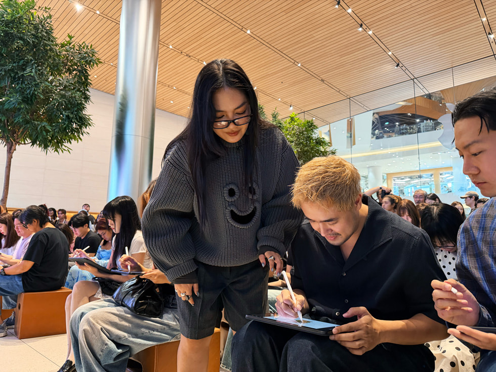 During a Today at Apple session at Apple Iconsiam in Bangkok, artist Molly Yllom helps participants use Apple Pencil on iPad.
