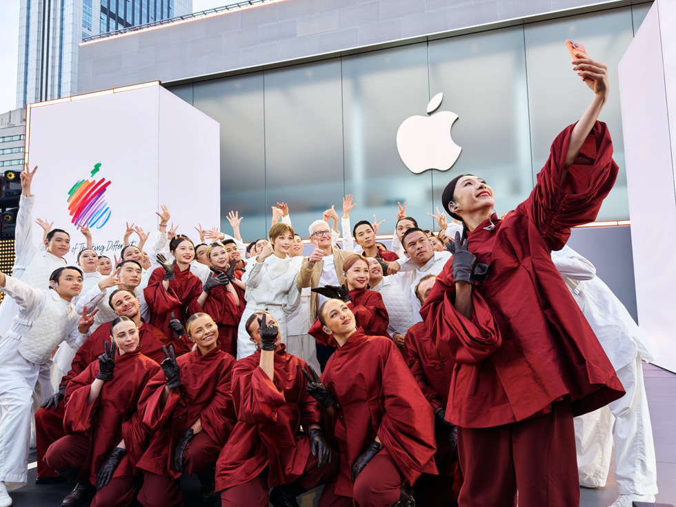 Tim Cook posiert für ein Selfie mit Chris Lee und ihren Tänzer:innen in Apple Taikoo Li Chengdu.
