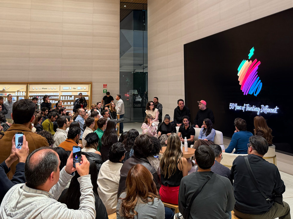 Talent behind Las Azules, Acapulco, and Midnight Family speak at Apple Antara in Mexico City.