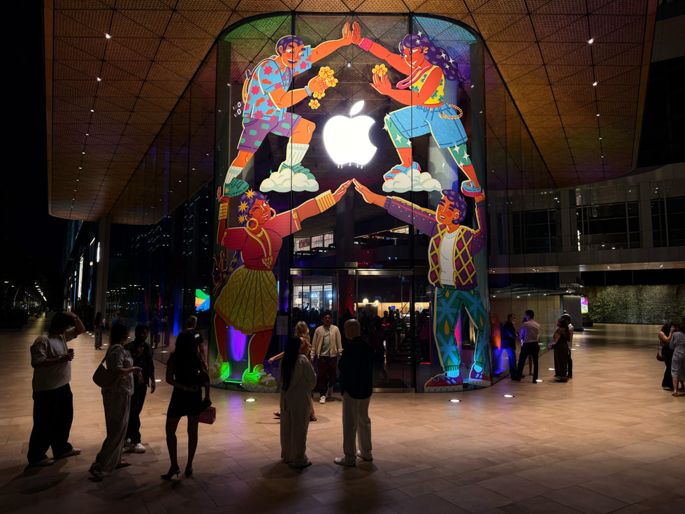 Mira Felicia Malhotra’s mural covers the glass facade at Apple BKC in Mumbai.