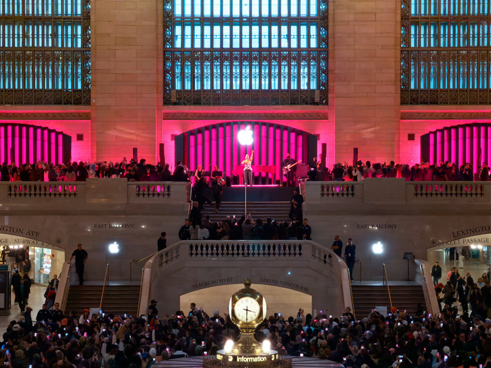Kund:innen in der Halle vor Apple Grand Central.

