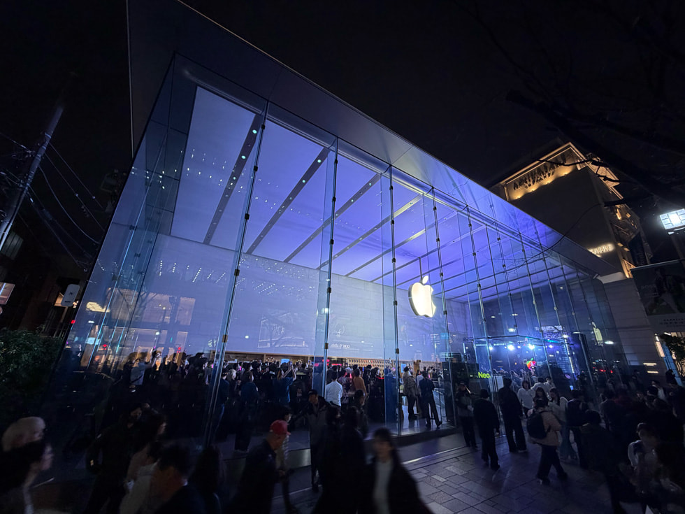 A view of the outside of Apple Omotesando in Tokyo while Mori Calliope performs.
