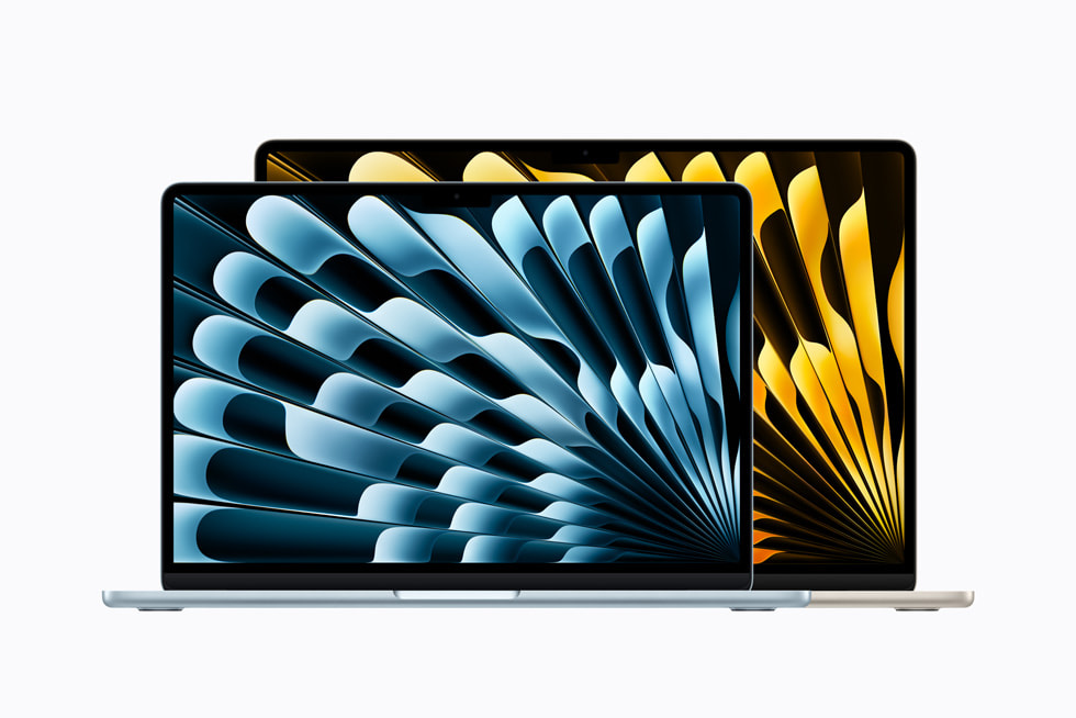 スターライトの15インチMacBook Airと、その前にあるスカイブルーの13インチMacBook Air。