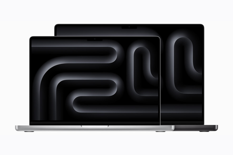 スペースブラックの16インチMacBook Proと、その前にあるシルバーの14インチMacBook Pro。