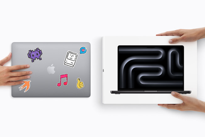 お客様の使用済みのMacBookを持っている片方の手と、箱の中の新しいMacBook Proを持っている両方の手。